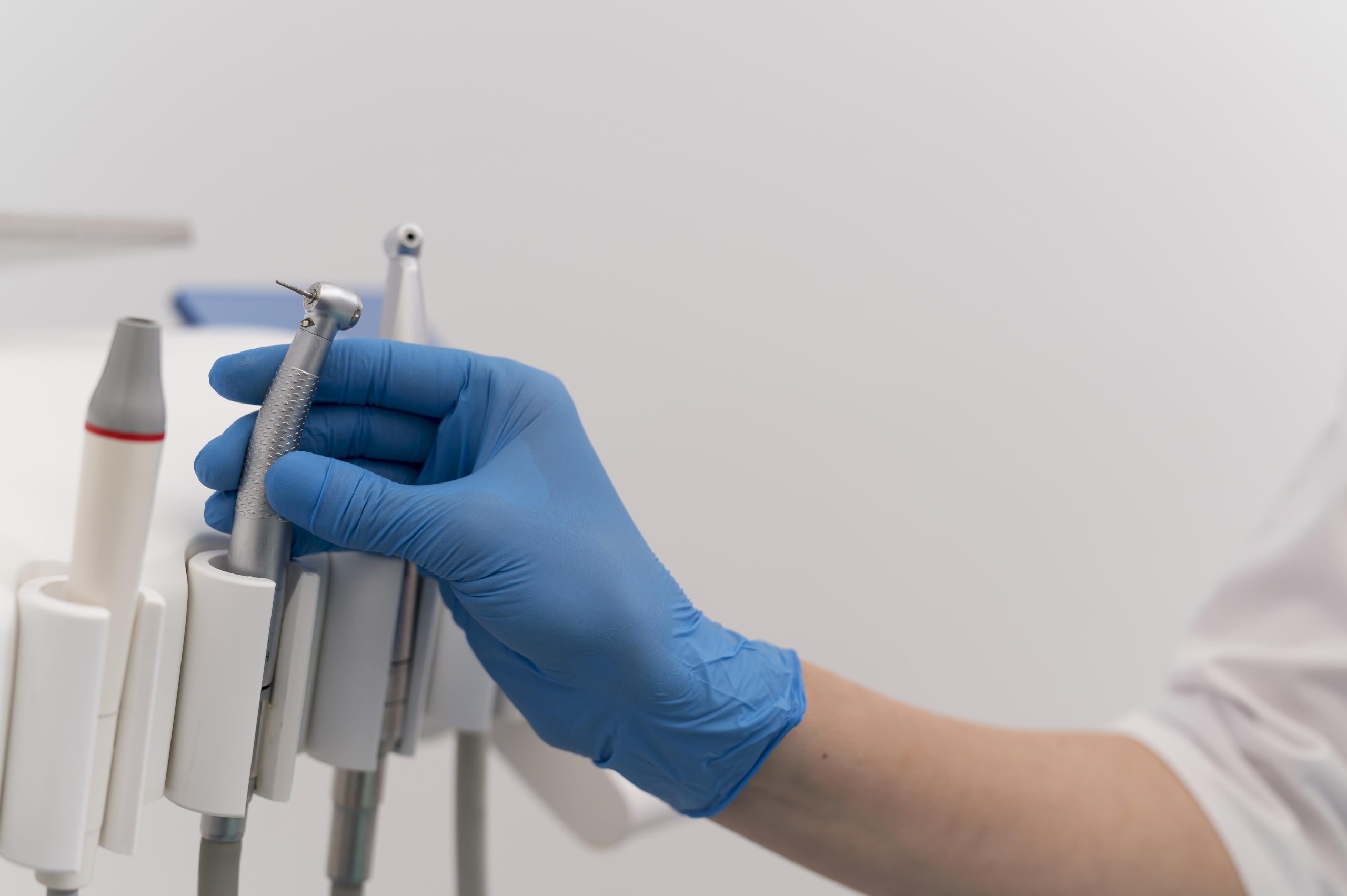 ortodonta-z-lateksowa-rekawica-obslugi-sprzetu-stomatologicznego